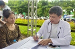 Người dân được thăm khám sức khỏe trong Ngày Dinh dưỡng cộng đồng Việt Nam