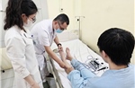 Thường xuyên ngồi khoanh chân, nam thanh niên yếu liệt chân, bàn chân rủ