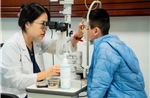 Trẻ cần được khám mắt định kỳ để sớm phát hiện cận thị