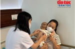 Nhiều trẻ sốt cao khó hạ, phải nhập viện vì mắc COVID-19