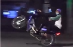 Xử lý nam thanh niên điều khiển xe máy không đội mũ bảo hiểm, &#39;bốc đầu&#39; trên đường