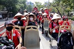 Các VĐV Thái Lan thích thú tham quan Hà Nội trên xe buýt 2 tầng