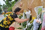 Người dân đặt hoa dưới tượng đài, tưởng niệm 3 chiến sĩ cảnh sát PCCC hy sinh