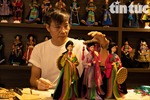 Người giới thiệu trang phục dân tộc Việt Nam qua búp bê với thế giới