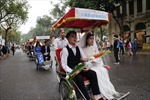 Tái hiện đám cưới người Hà Nội những năm 1980-1990 trên phố đi bộ