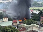 Cháy xưởng sửa ô tô tại Hà Nội, cột khói đen bốc cao hàng chục mét