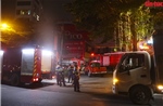 Dập tắt đám cháy trong đêm tại tòa nhà ở đường Láng