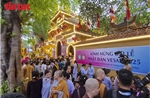 Người dân xếp hàng xuyên đêm chiêm bái xá lợi Phật tại chùa Quán Sứ