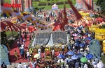 Người dân cầu nguyện bên &#39;Dấu chân Phật Đà&#39; nặng hơn 100 tấn tại chùa Tam Chúc