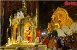 Người dân Ninh Bình đội nắng cung rước xá lợi Đức Phật về chùa Bái Đính