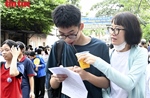 Phụ huynh &#39;tiếp sức&#39; cho thí sinh trong kỳ thi lớp 10 đầy cam go