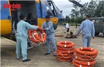 Hàng chục tấn hàng thiết yếu được vận chuyển bằng trực thăng vào vùng bị cô lập do mưa lũ