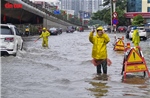 Nhiều tuyến phố Hà Nội chìm sâu trong nước, gần trưa giao thông vẫn hỗn loạn