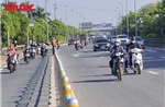Cầu Nhật Tân phân làn cứng, nhiều xe máy vẫn đi vào làn ô tô
