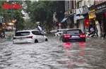 Hà Nội nhiều điểm ngập sâu do mưa lớn, giao thông ùn tắc