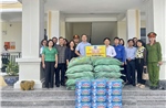 Phường Đống Đa sẻ chia khó khăn với người dân vùng ngập lụt Hà Nội