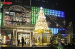Người dân Hà Nội đổ về các trung tâm thương mại thưởng thức không khí Noel