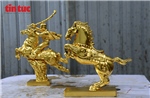 Tinh xảo ngựa linh vật dát vàng 24k hút khách dịp Tết Bính Ngọ