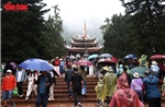 Du khách 'đội mưa' khai hội Chùa Hương 