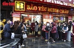 Người dân đội mưa xếp hàng mua vàng sát ngày vía Thần tài 