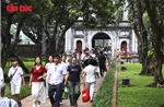 Thí sinh đổ về Văn Miếu dâng hương sau buổi làm thủ tục thi vào 10