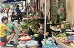 Giá xăng dầu liên tiếp hạ, thị trường hàng thiết yếu giảm chậm