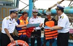Vùng 2 Hải quân hỗ trợ ngư dân vươn khơi bám biển