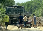 Quảng Ngãi: Xe tải chở đất lộng hành, cản trở phóng viên tác nghiệp