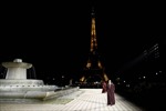 Sàn diễn Yves Saint Laurent thắp sáng chân tháp Eiffel