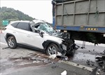 Xe con đâm vào đuôi xe tải trên cao tốc Nội Bài - Lào Cai, 2 người bị thương nặng​