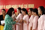 Trao tiền hỗ trợ giáo viên Trường Song ngữ Lào - Việt Nam Nguyễn Du