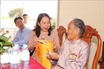 Phó Chủ tịch nước thăm, tặng quà đối tượng chính sách tỉnh Bình Dương