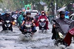 Thành phố Hồ Chí Minh mưa lớn kéo dài, nhiều tuyến đường thành &#39;biển nước&#39;