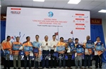 Cùng ngư dân thắp sáng đèn trên biển