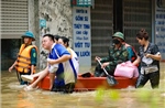 Hà Nội: Công an, quân đội hỗ trợ người dân xã Bát Tràng di chuyển khỏi vùng ngập