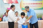 Trao học bổng cho học sinh nghèo hiếu học, thắp sáng ước mơ cho trẻ em gái