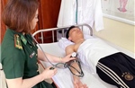 Kịp thời cứu một nam thanh niên trôi dạt trên biển