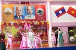 Biểu diễn nghệ thuật &#39;Người là niềm tin tất thắng&#39; tại Lào