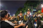 Người dân hồ hởi chúc mừng các lực lượng hoàn thành nhiệm vụ tổng hợp luyện lần 2