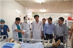 Thăm hỏi các nạn nhân trong vụ xe ô tô lao vào chợ ở Lao Bảo