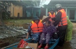 &#39;Tình quân dân, nghĩa đồng bào&#39; giữa mưa lũ