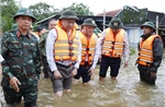 Tổng Bí thư thăm người dân bị ảnh hưởng do mưa, lũ tại thành phố Huế