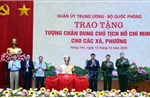 Trao tặng tượng chân dung Bác Hồ cho các xã, phường
