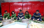 Cảnh sát PCCC Thủ đô vừa gói bánh chưng vừa ứng trực Tết