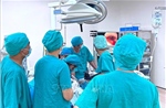 Cứu sống bé gái 8 tháng tuổi nuốt phải bông tai kim loại