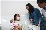 Phó Chủ tịch nước Võ Thị Ánh Xuân thăm, tặng quà bệnh nhi tại TP Hồ Chí Minh