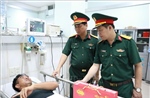 Tiếp nhận và chăm sóc y tế kịp thời các thuyền viên gặp nạn trên biển Bạch Long Vĩ