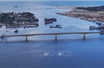 Luồng lạch Cửa Việt bị bồi lấp gây khó cho ngư dân 