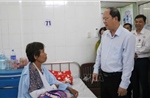 Cấp phát hỗ trợ ban đầu giúp người dân bị ảnh hưởng do dông lốc ở Cà Mau
