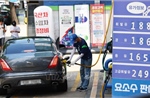 Giá dầu thô lao dốc 5% nhờ tín hiệu Mỹ - Iran tạm ngừng giao tranh 